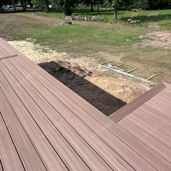 A família Midwest transforma o baralho com piso resistente ao clima e de baixa manutenção | Necowood