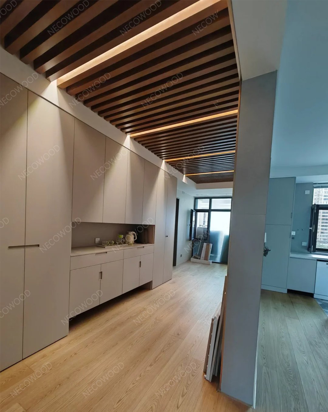 NECOWOOD conclui projeto de teto WPC do mundo real em Miami: 8 meses, 85% de umidade, manutenção zero