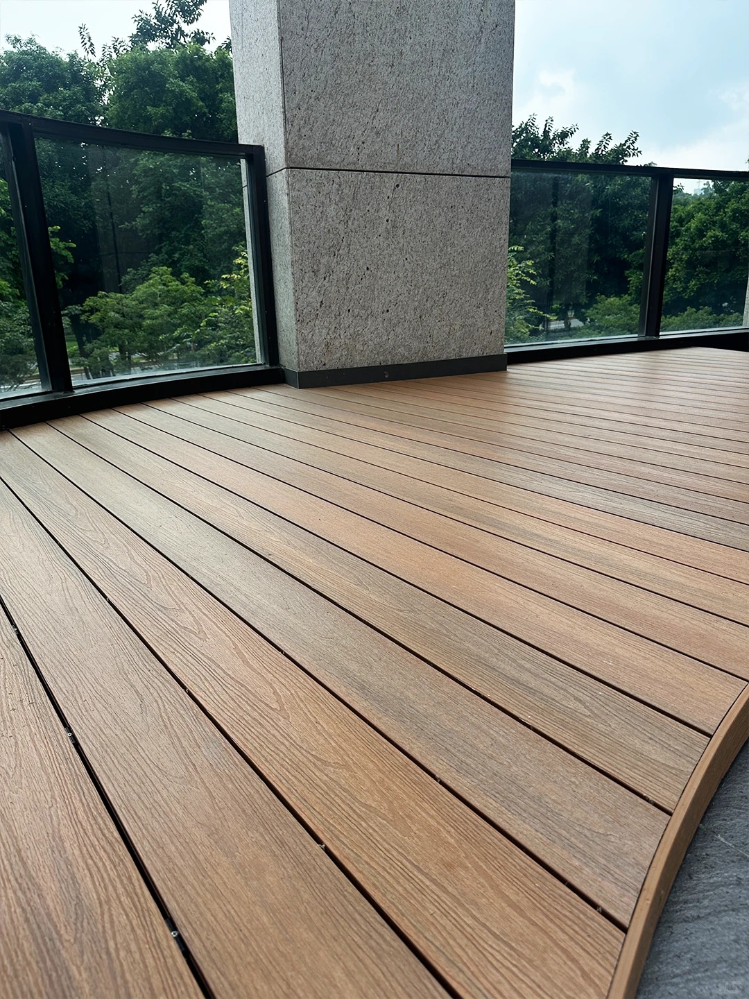 Plataforma curva de deck WPC: como Necowood transformou um espaço externo irregular